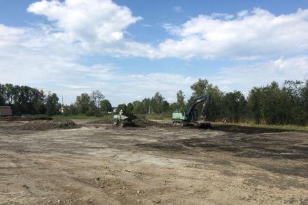 Baumaschinen im Gebiet bei der Arbeit.