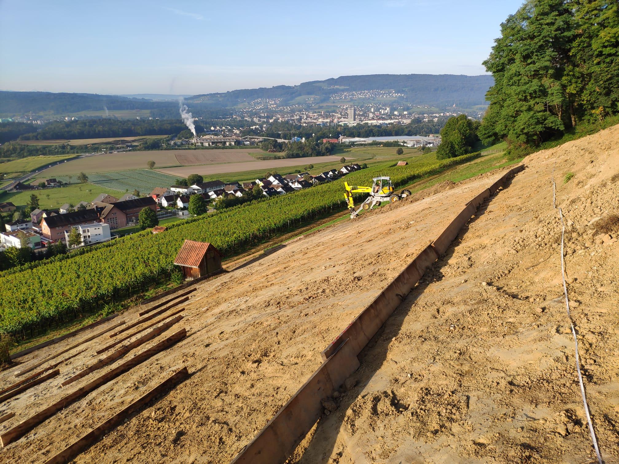 Hang während der Bearbeitung. Holzkonstruktion zum Erosionsschutz.