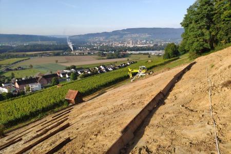 Hang während der Bearbeitung. Holzkonstruktion zum Erosionsschutz.