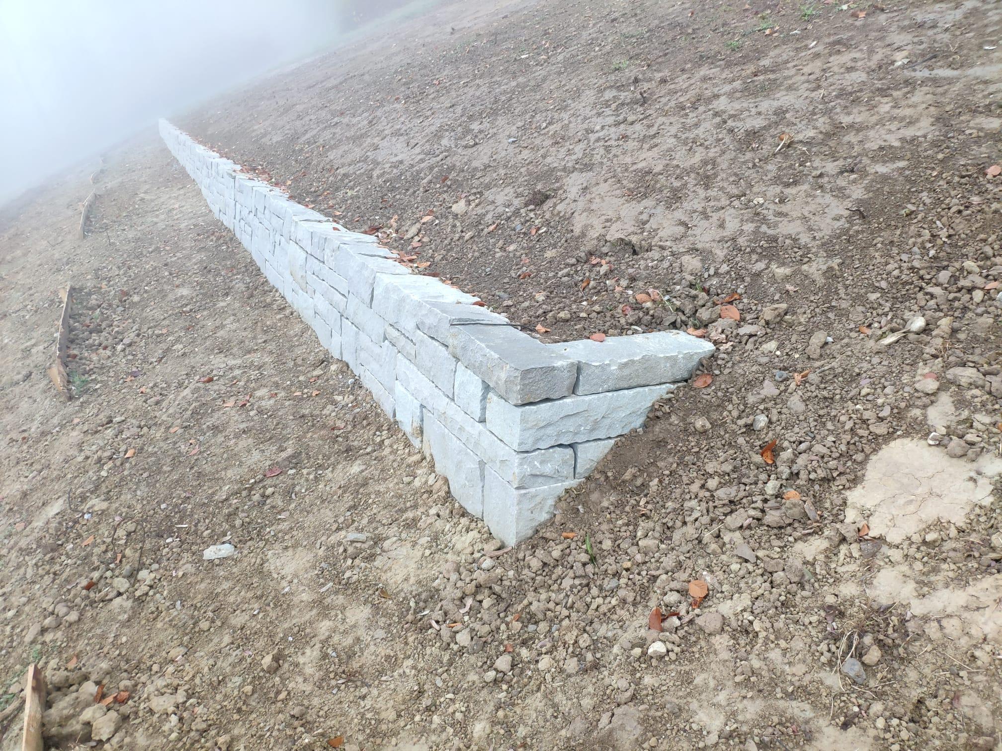 Neu erstellte Trockenmauer.