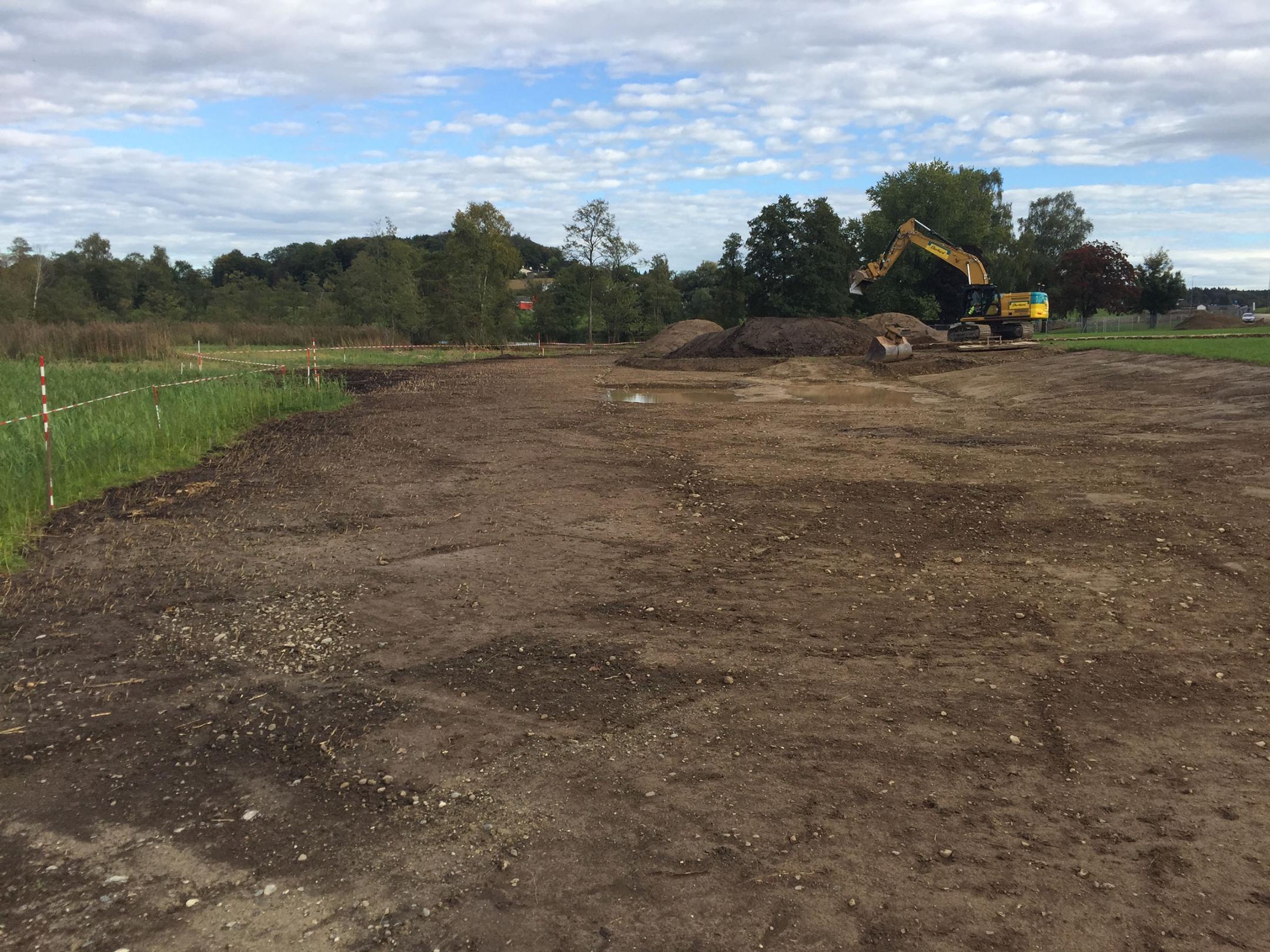 Bagger im Gebiet beim Aushub der Aufschüttung.