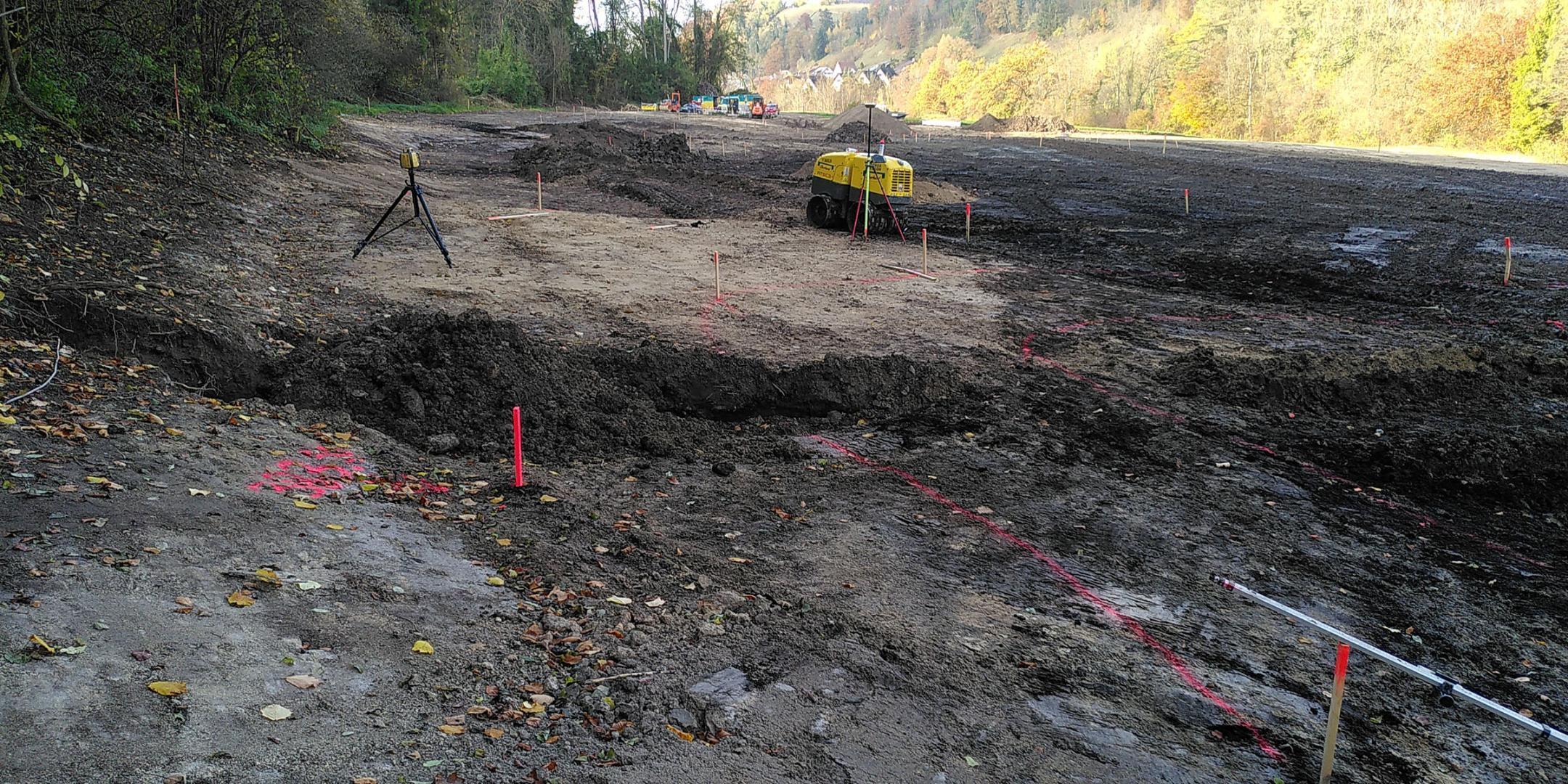 Gebiet mit markierten Pfosten und Bezeichnungen am Boden.