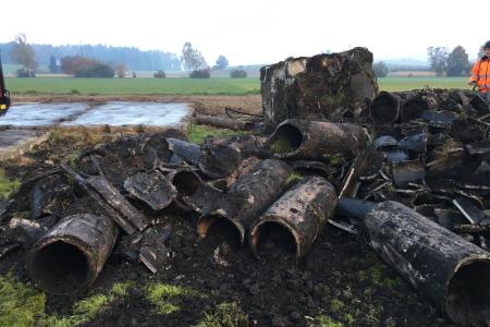 Ausgegrabene Entwässerungsrohre und -schächte auf einem Haufen.