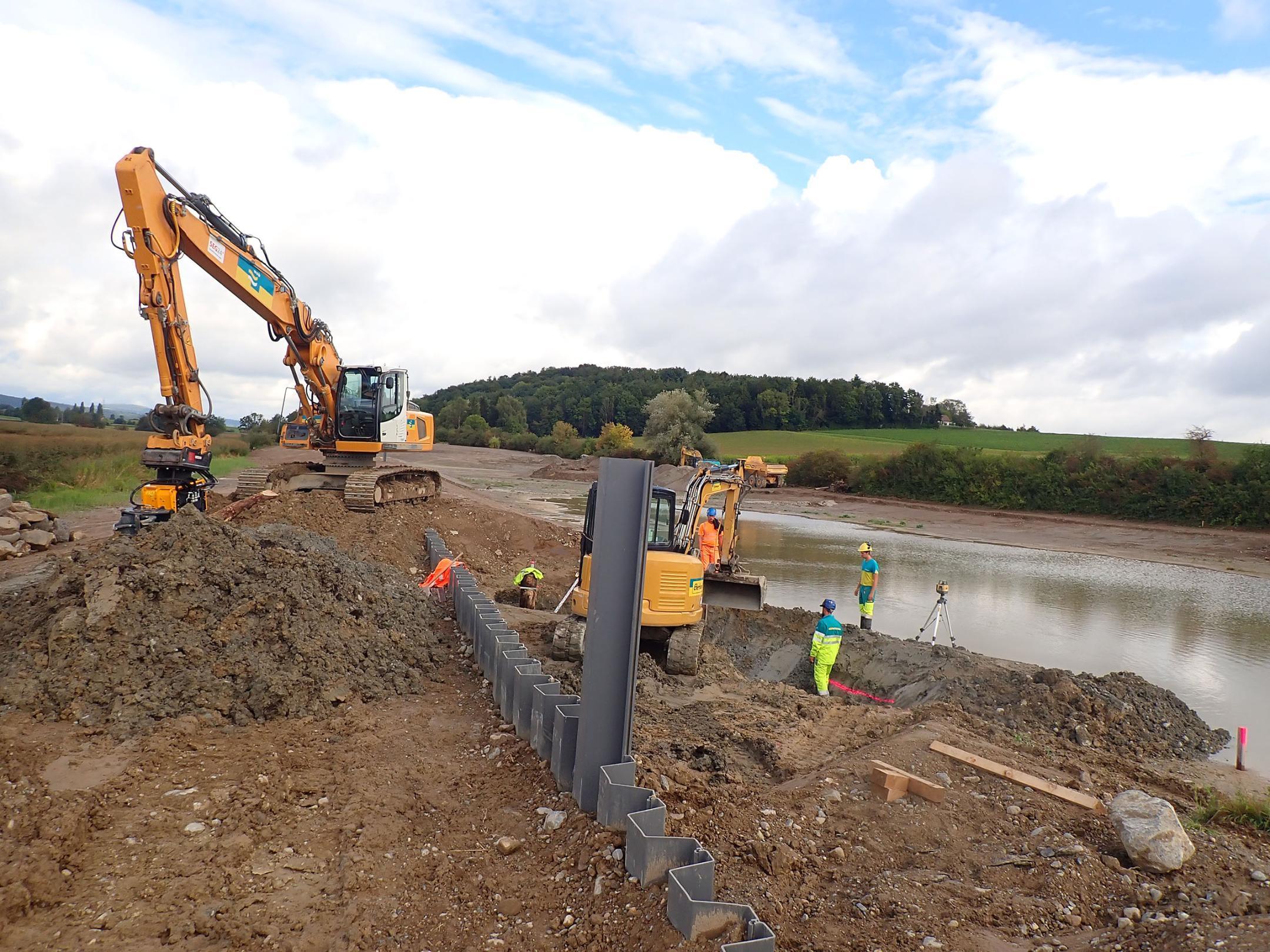 Spundwand, die mit dem Bagger in den Boden gerammt wird