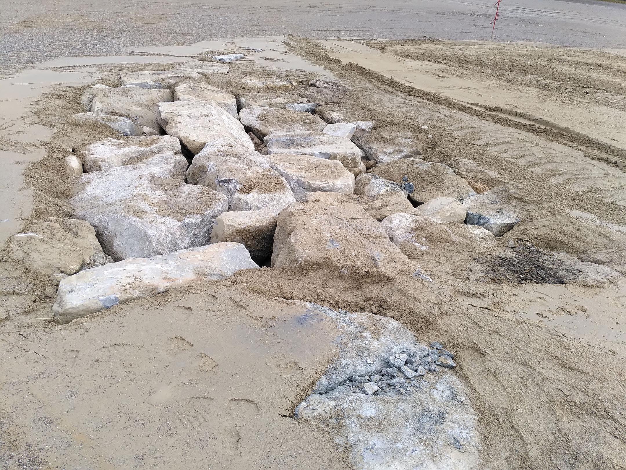 Fertiggestellte Steinlinse mit Ritzen als Versteck für verschiedene Tierarten.