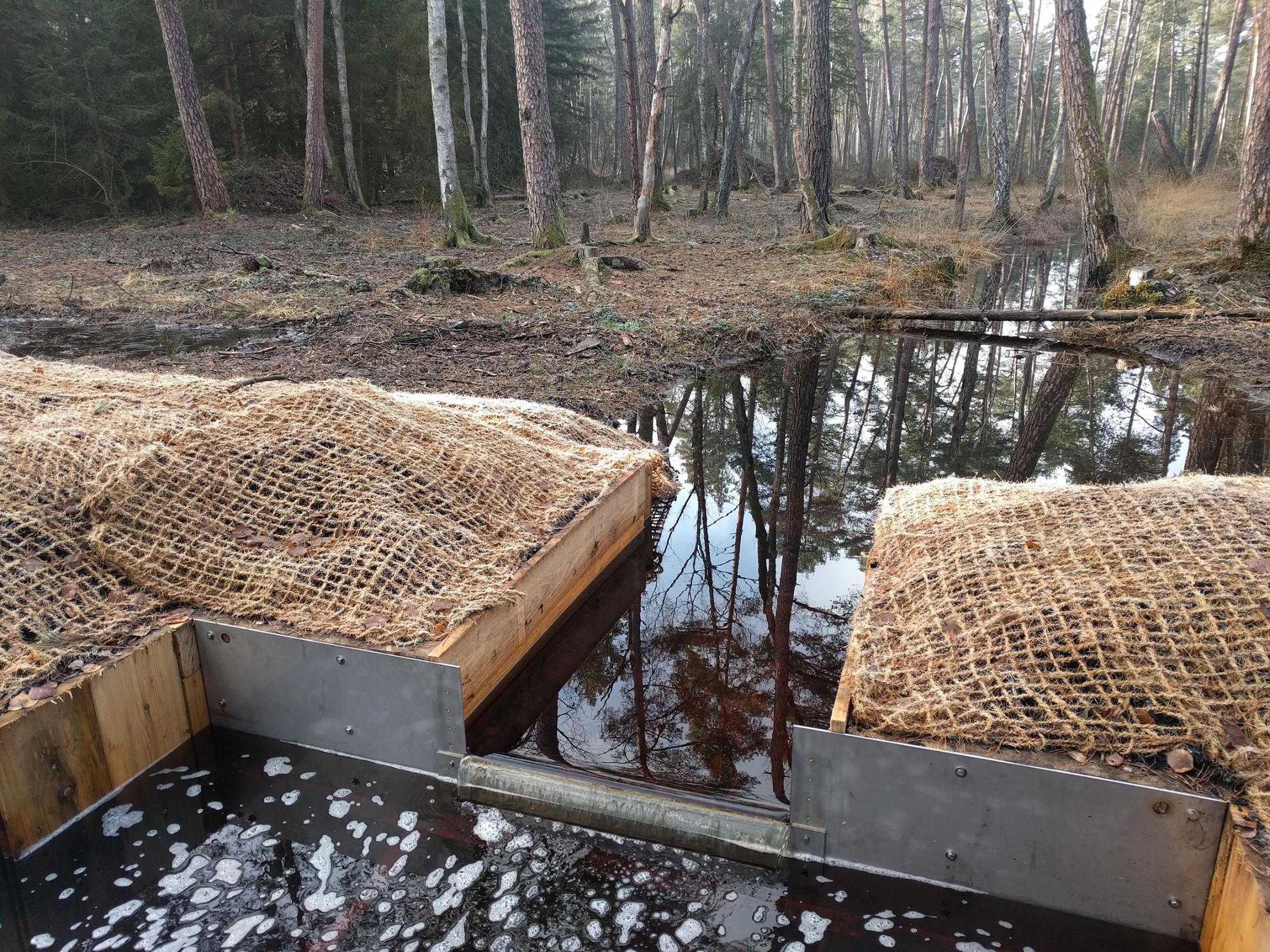 Das Wehr in der Spundwand, mit dem das Wasser reguliert werden kann.