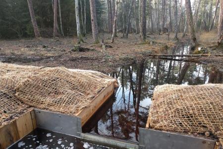 Das Wehr in der Spundwand, mit dem das Wasser reguliert werden kann.