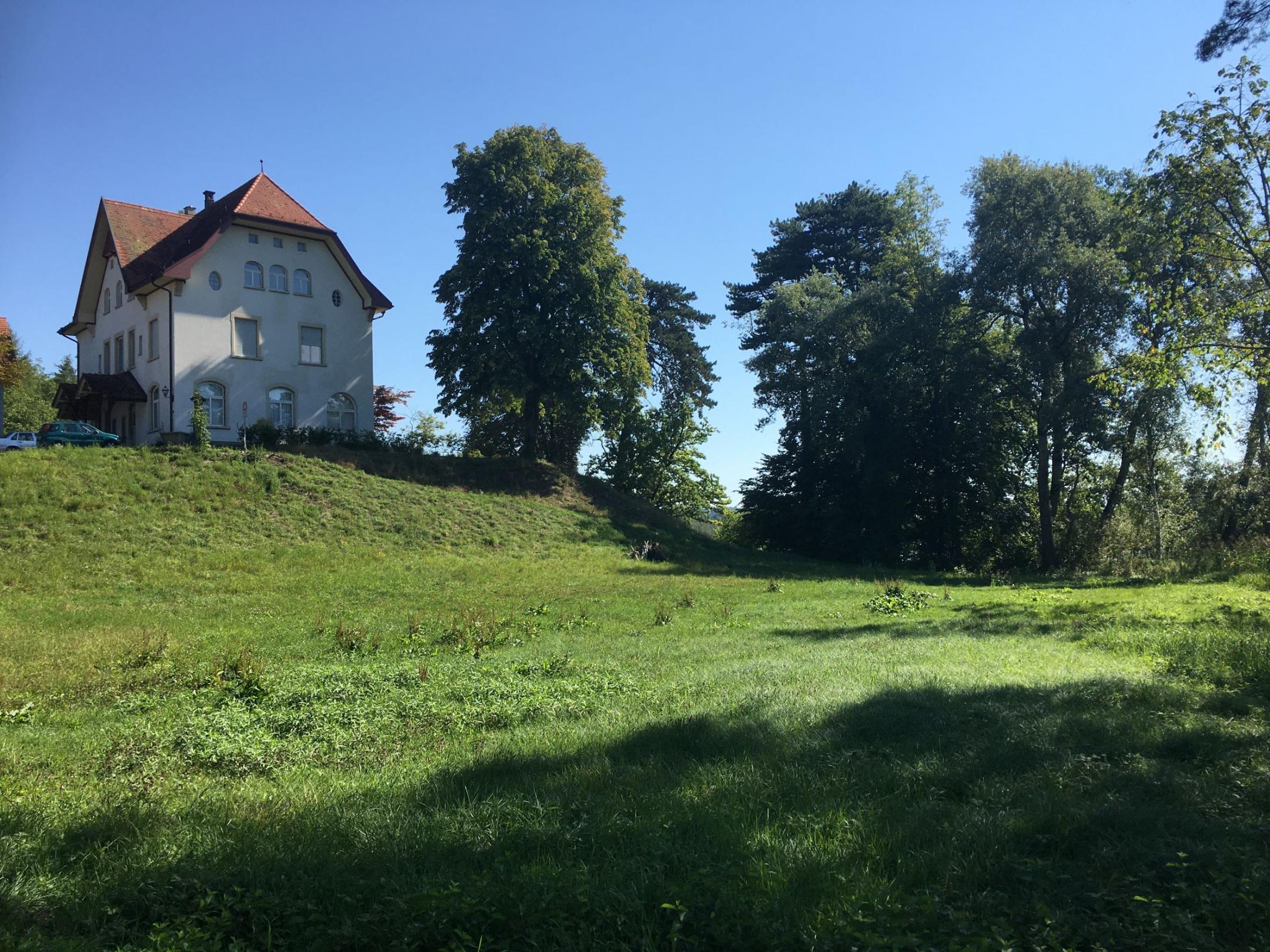 Haus auf der Kuppe eines grasbewachsenen Hügels