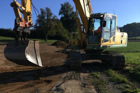 Ein Bagger trägt den Oberboden ab, damit an dieser Stelle eine artenreiche Wiese entstehen kann.