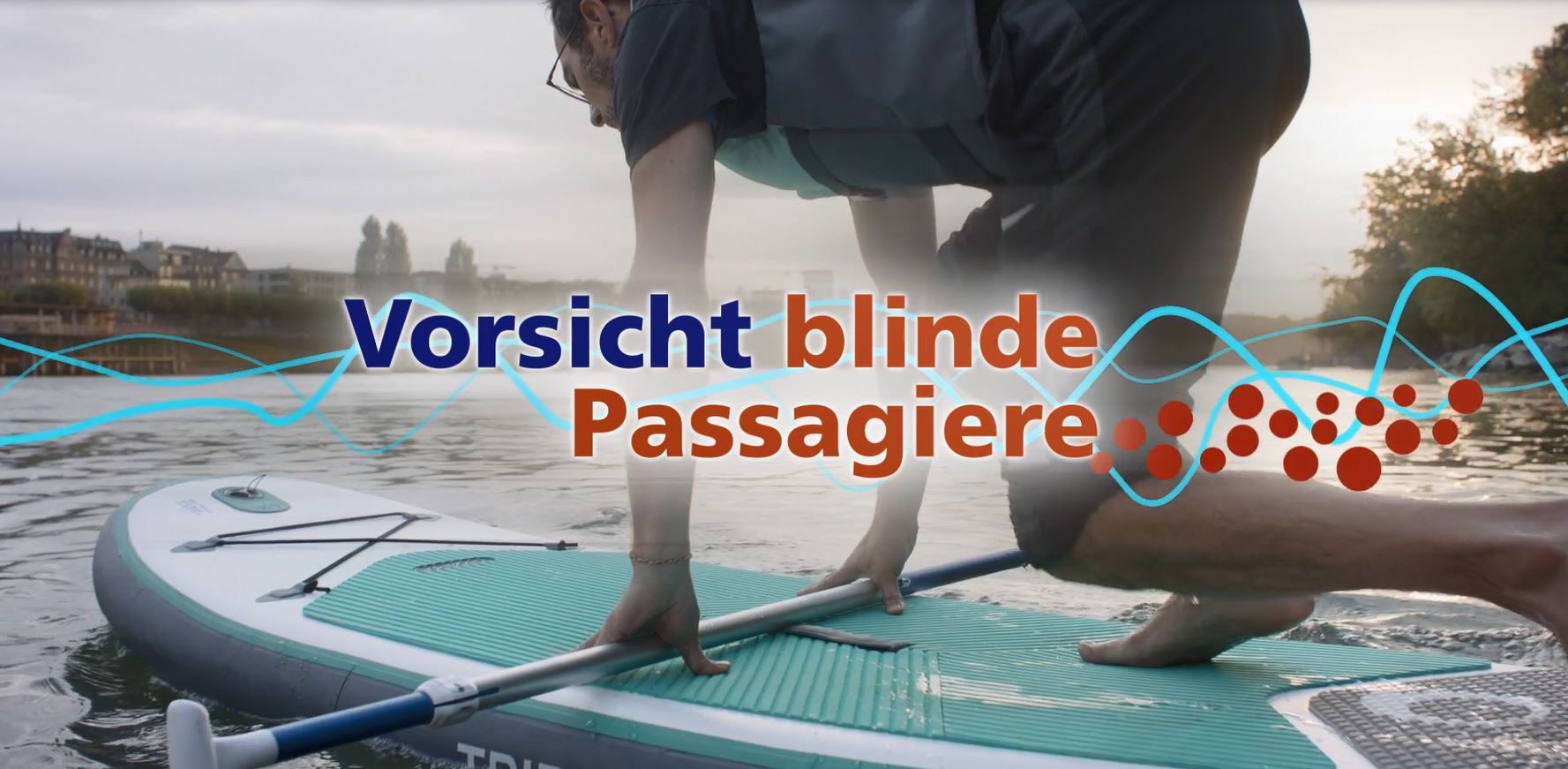 Standup-Paddler mit Texteinblendung «Vorsicht blinde Passagiere»