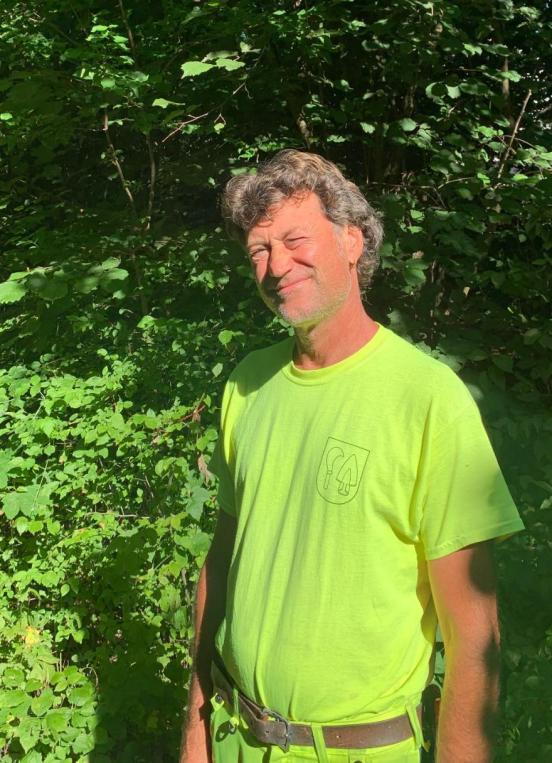 Neobiotakontaktperson Andreas Buchmann der Gemeinde Oberengstringen im Wald