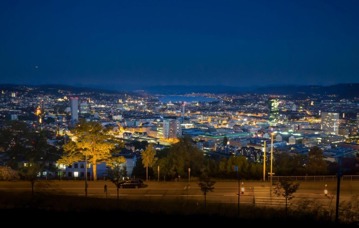 Beleuchtetes Zürich in der Nacht