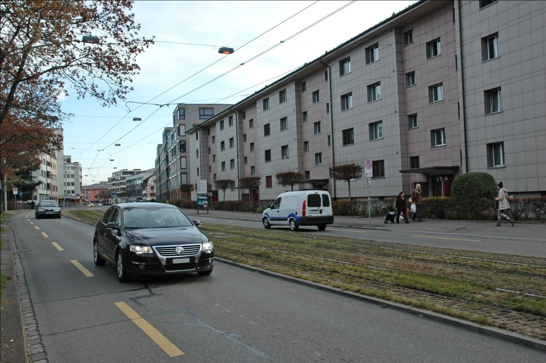 Bild zeigt eine Hausfassade mit mehr Fenster zur Strasse hin
