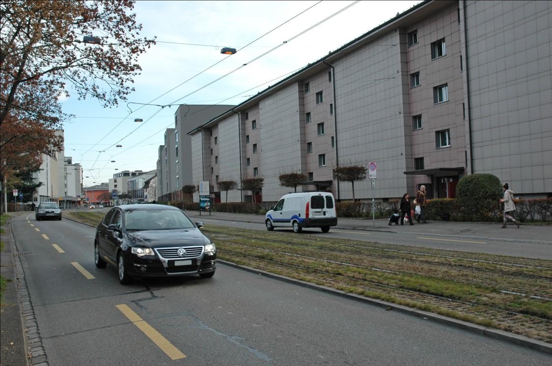 Bild zeigt eine Hausfassade mit weniger Fenster zur Strasse hin