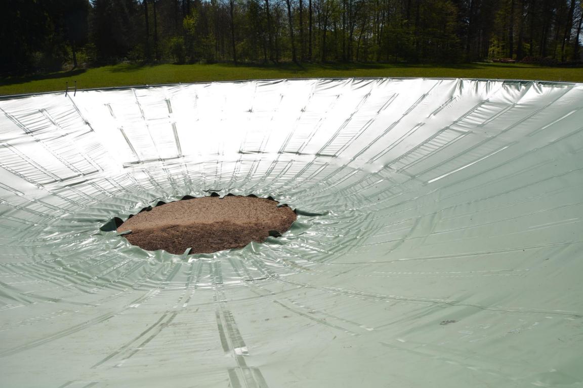 Foto zeigt abgedecktes Güllelager