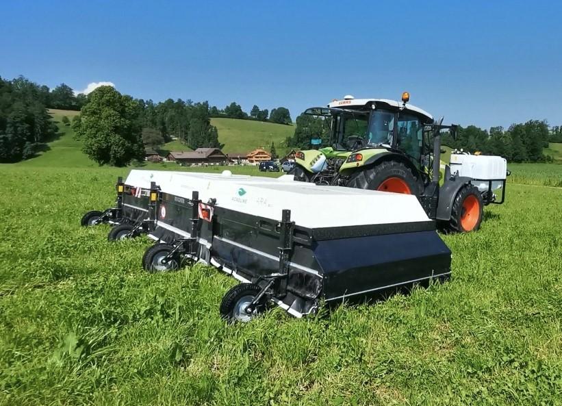 Foto zeigt einen Traktor mit digitaler Erkennung von Blacken und Besprühung der Einzelpflanzen dies spart 98 Prozent des Herbizides.