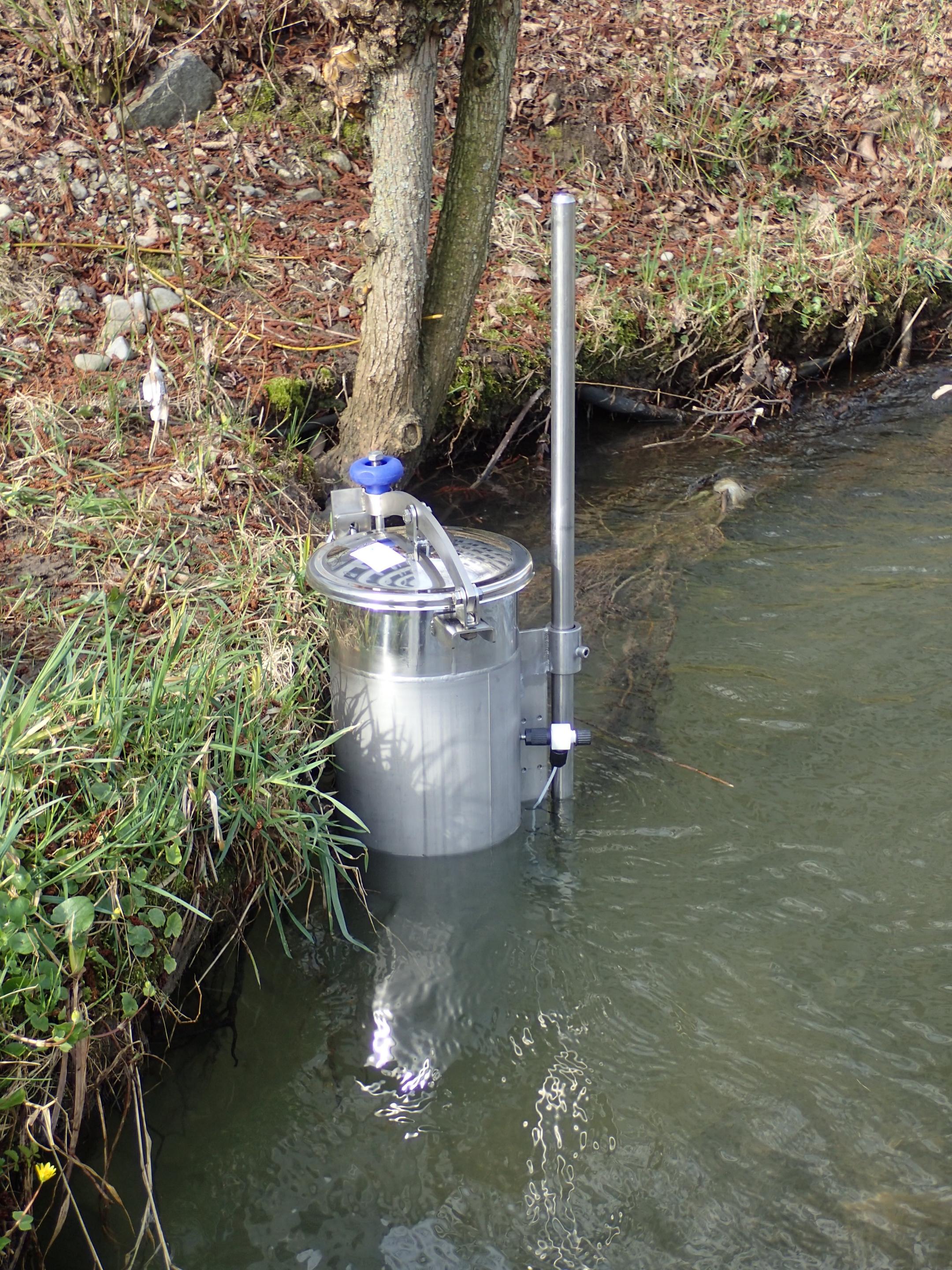 Mobiler Mischprobensammler in einem kleinen Gewässer