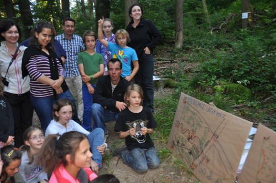 Schulklasse im Wald
