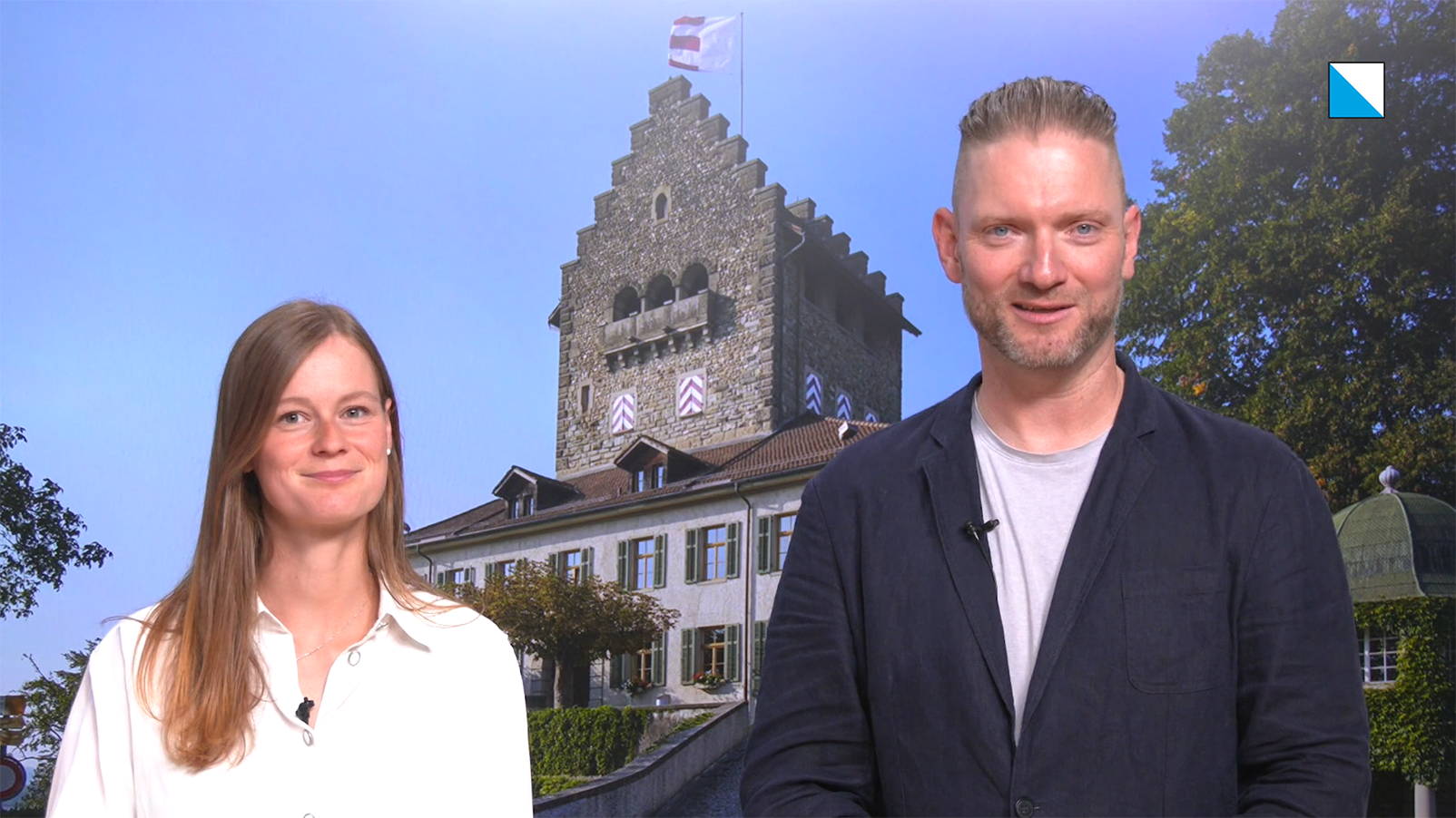 Jessica Kessler und Patrick Döbelin von Heime Uster stehen vor einer Abbildung des Schlosses Uster.
