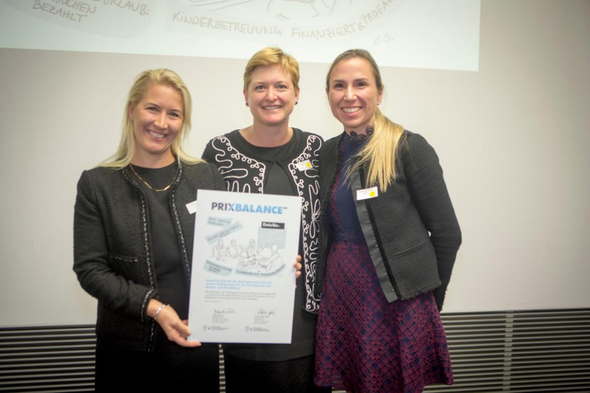 Unbekannte, Christina Landgraf und Martina Bender-Scheel von Deloitte mit der Prix Balance Urkunde an der Preisverleihung 2017