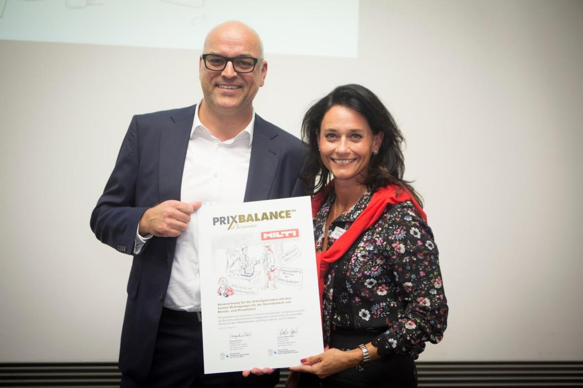 Urs Hanselmann und Teamkollegin von Hilti mit Prix Balance Urkunde an der Preisverleihung 2017