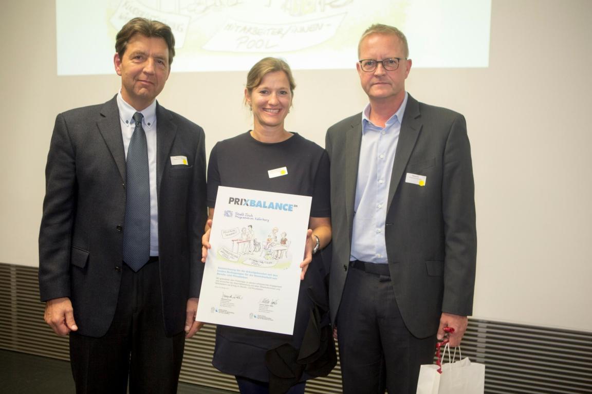 Andreas Senn, Monika Paprotny und Matthias Lux vom Pflegezentrum Käferberg mit Prix Balance Urkunde an der Preisverleihung 2017