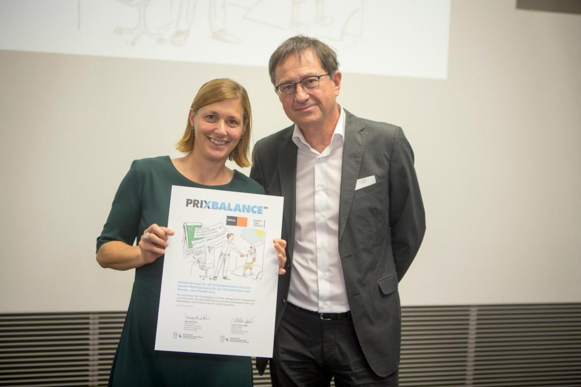 Susanne Stern und Ulrich Maag von Infras mit Prix Balance Urkunde an der Preisverleihung 2017