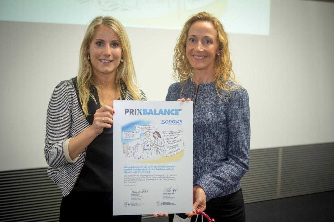 Mevina Caviezel und Sarah Kreienbühl von Sonova mit der Prix Balance Urkunde an der Preisverleihung 2017