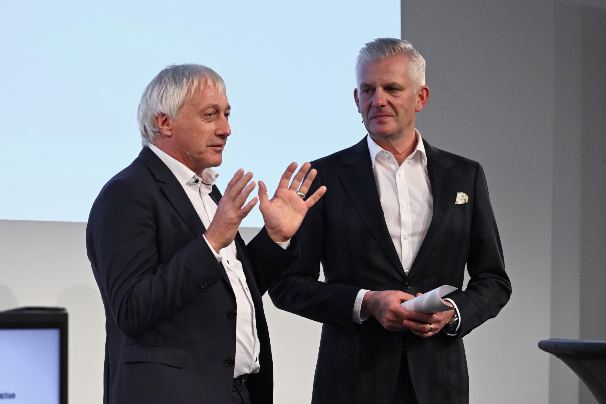 Hans Rupp und Rainer Maria Salzgeber auf der Bühne im Gespräch