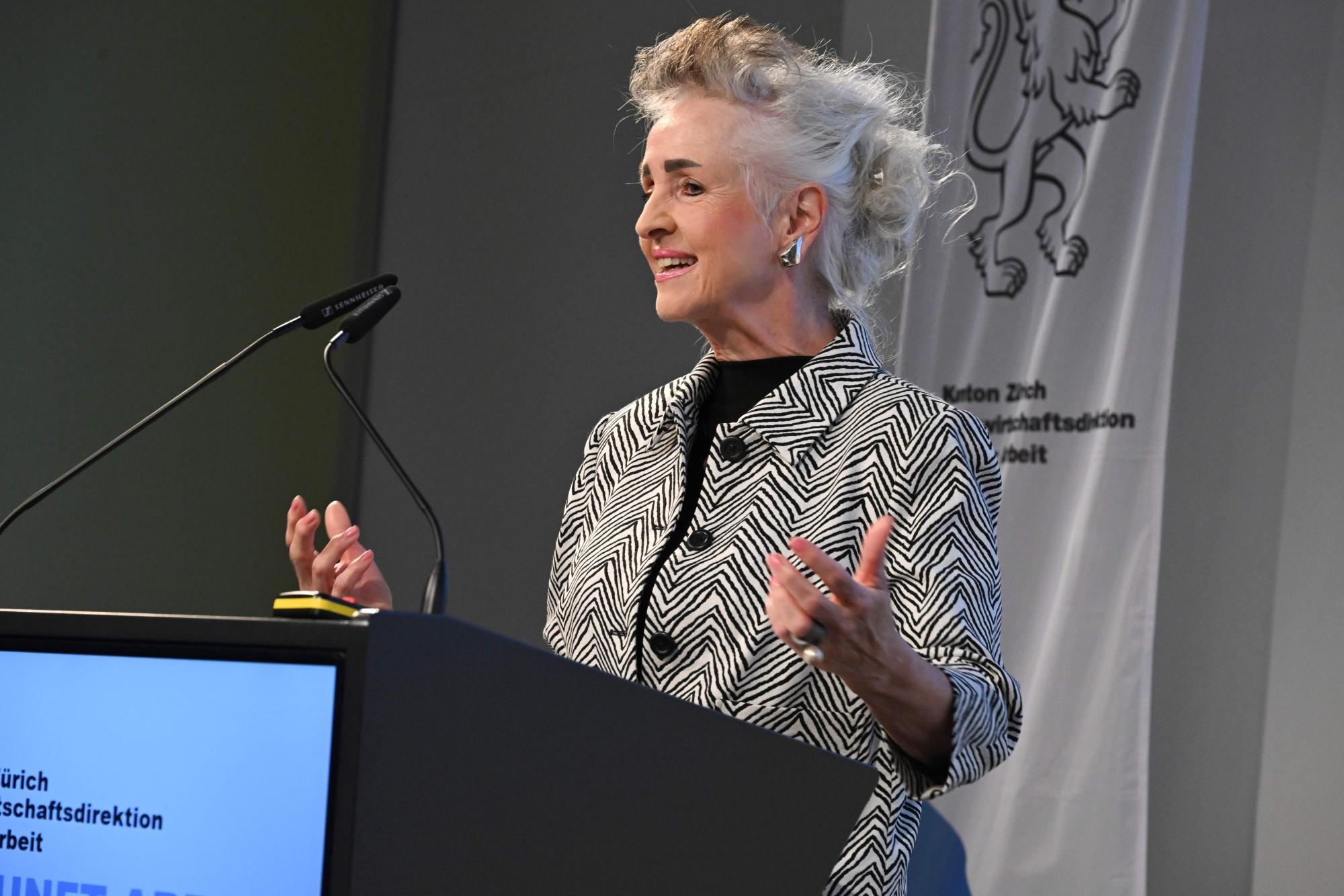 Regierungsrätin Carmen Walker Späh gestikulierend am Rednerpult