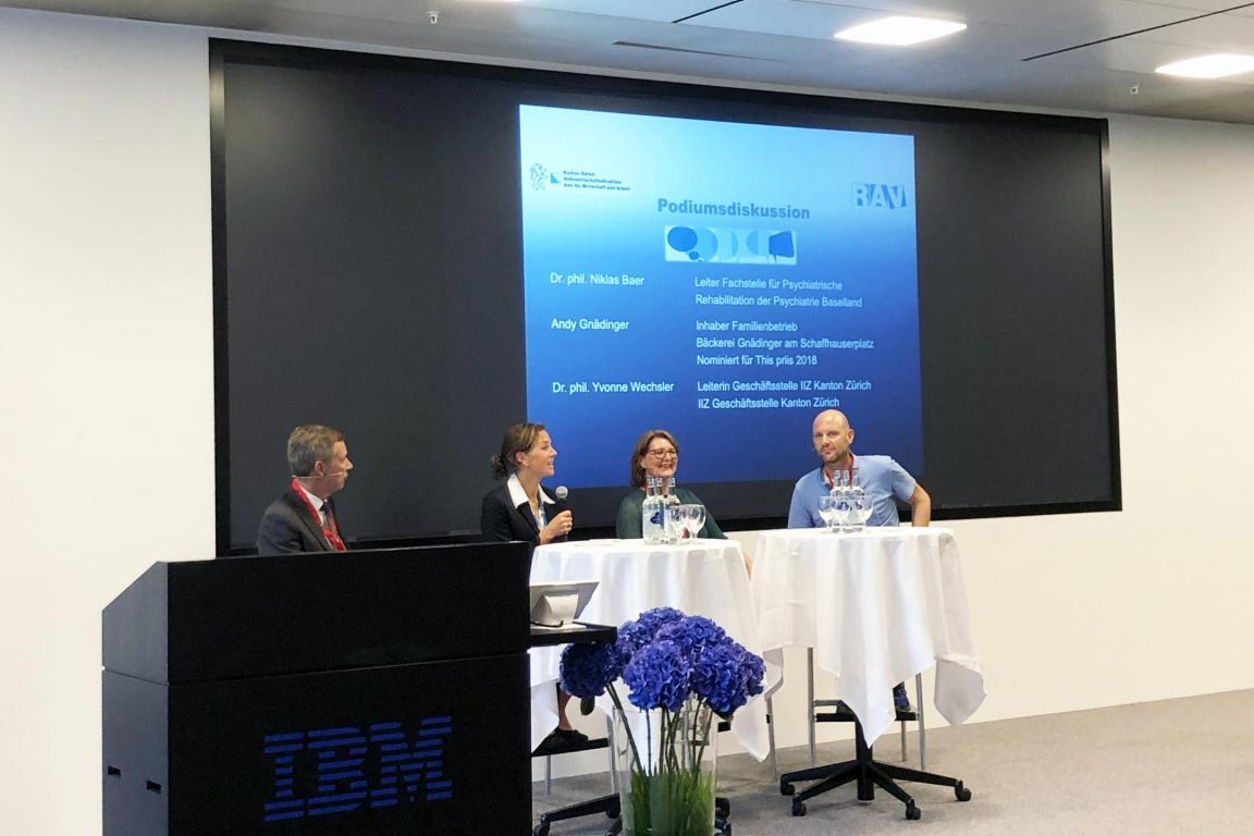 Niklas Baer, Leiter Fachstelle Psychiatrische Rehabilitätion Psychiatrie Baselland, Nicoline Funk, Moderatorin und Leiterin RAV Zürich Hardturmstrasse, Yvonne Wechsler, Leiterin Geschäftsstelle Interinstitutionelle Zusammenarbeit Kanton Zürich, und Andy Gnädinger von Gnädinger Schaffhauserplatz Zürich erörtern die gemeinsame Verantwortung von Ärzten, Behörden und Arbeitgebenden  für Mitarbeitende, die sich in Belastungssituationen befinden.