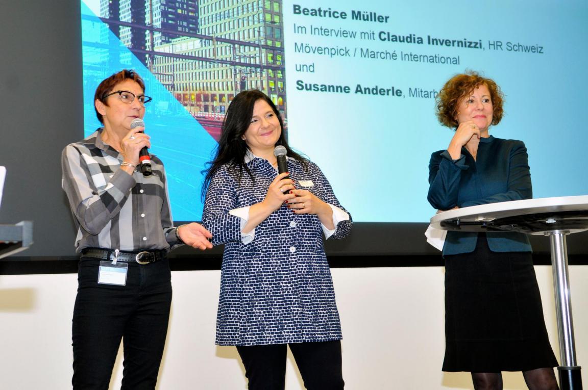 Claudia Invernizzi, HR-Verantwortliche für Mövenpick Schweiz, und Susanne Anderle, Mitarbeiterin bei Mövenpick, und Moderatorin Beatrice Müller stehen auf der Bühne und beantworten Fragen aus dem Publikum