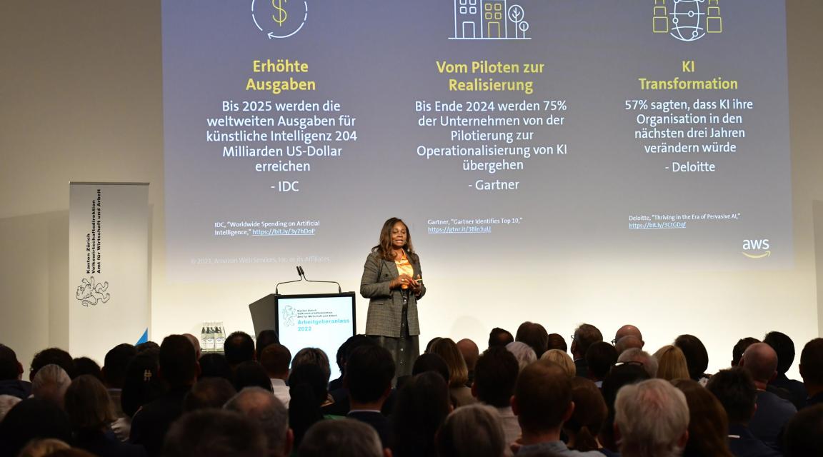 Yvonne Bettkober, AWS General Manager, hält ein Referat.