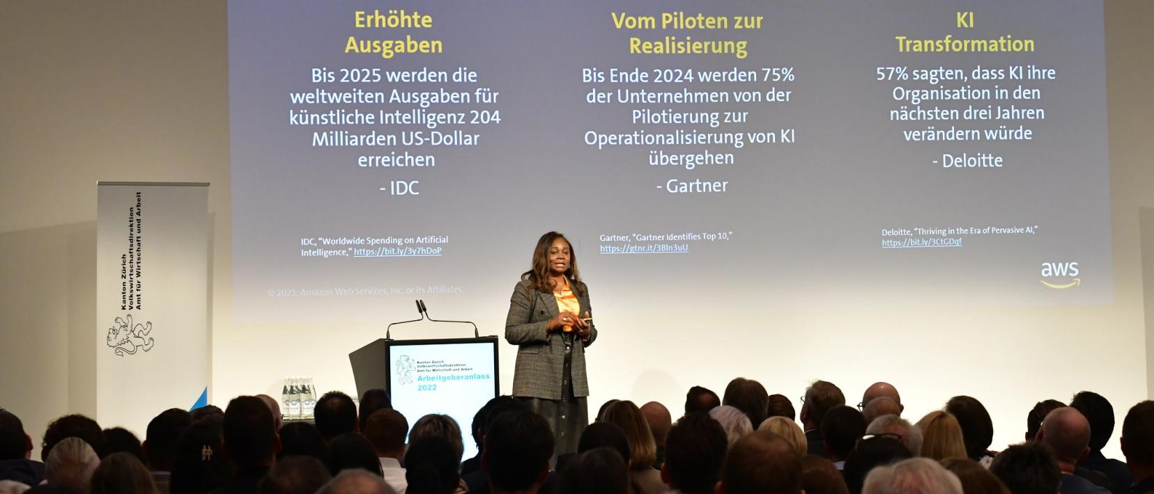 Yvonne Bettkober, AWS General Manager, hält ein Referat.