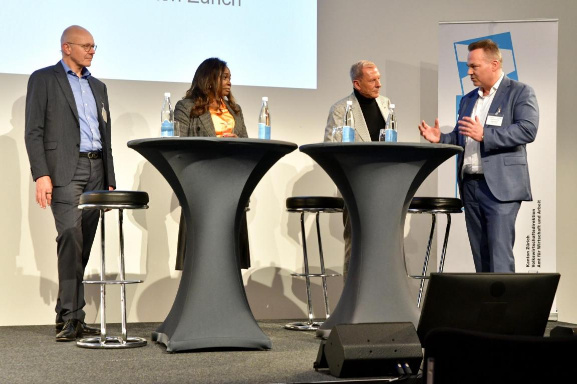 Christian Hunziker, Yvonne Bettkober, Moderator Kurt Aeschbacher und Edgar Spieler diskutieren miteinander.