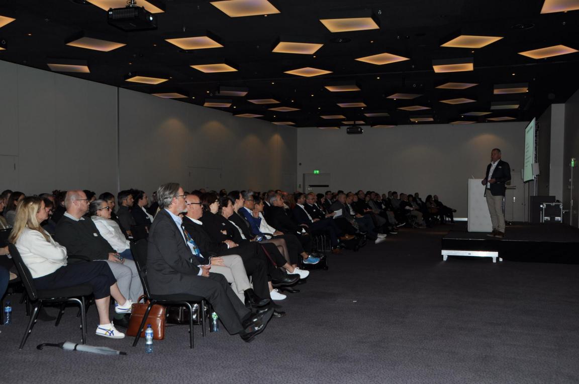 Referent Stefan Planzer spricht zum Publikum