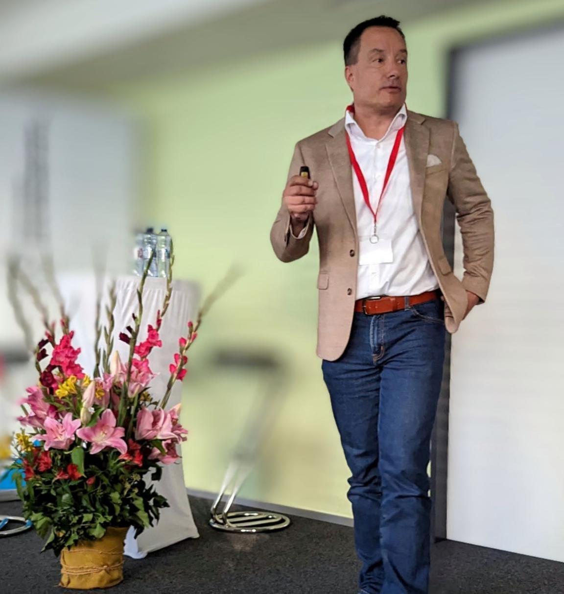 Martin Meyer, Co-Initiator und Programmleiter Professional in Residence, hält ein Referat