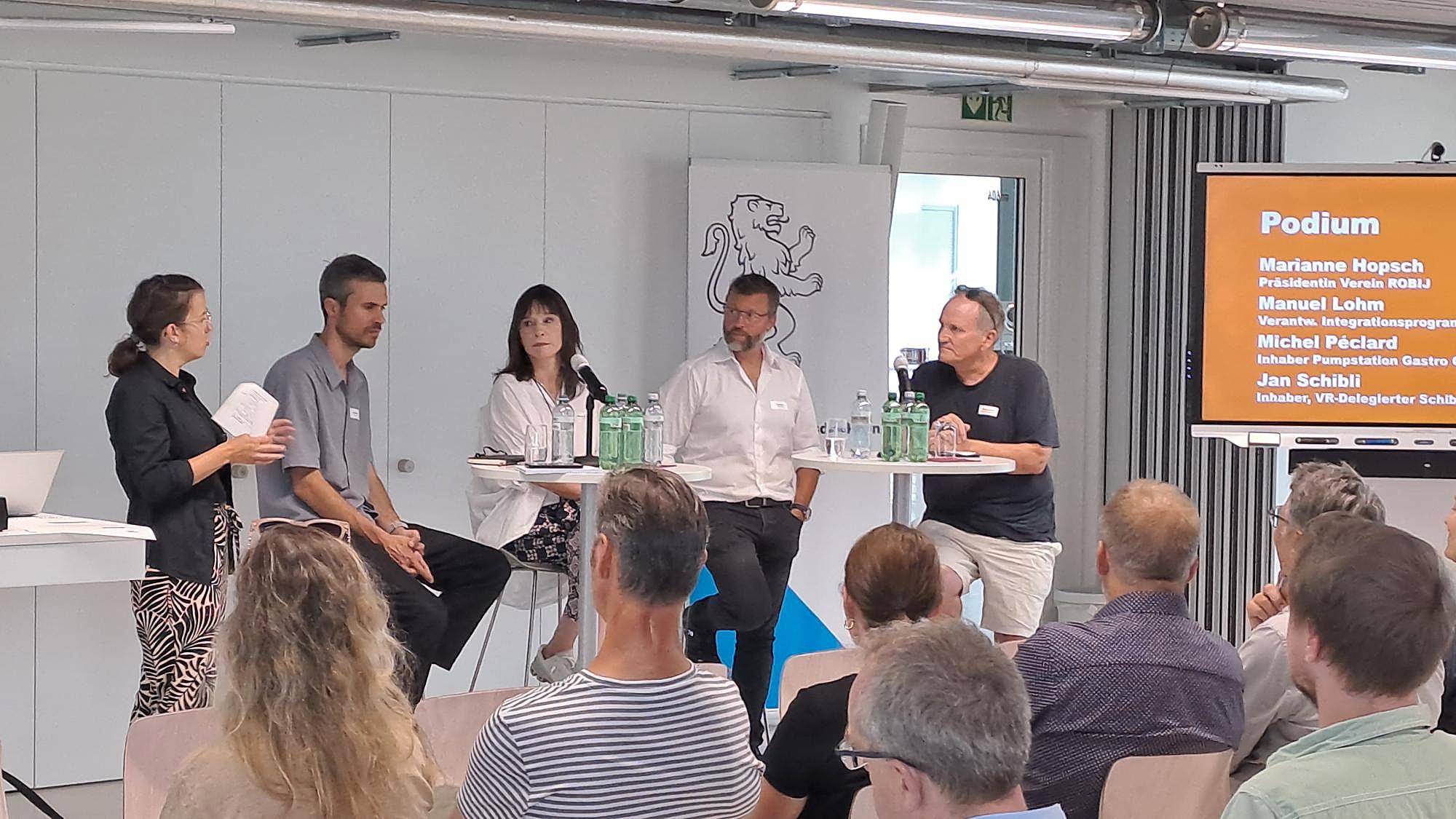 Die Referierenden stehen vor dem Publikum.