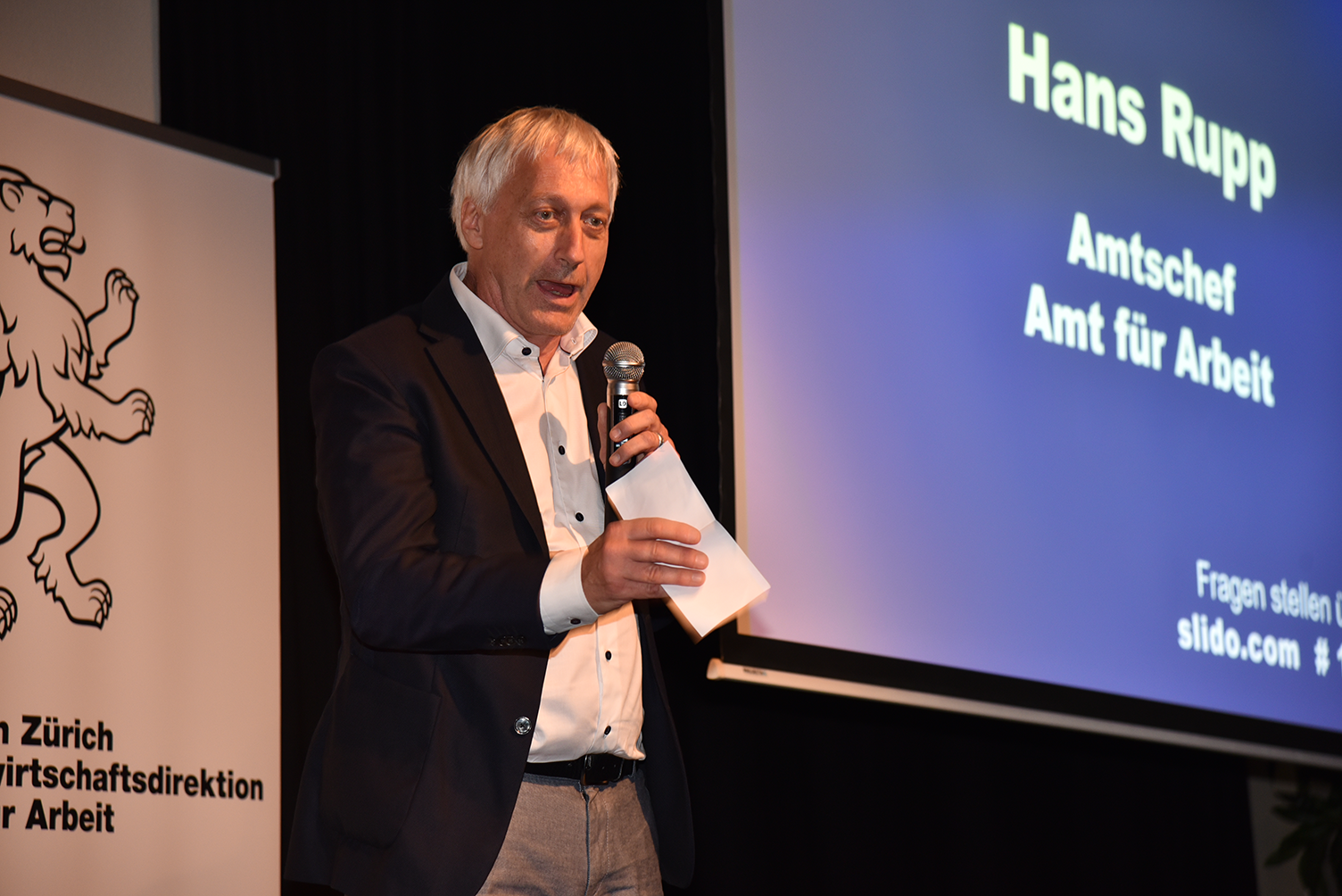 Amtschef Hans Rupp richtet sich ans Publikum.