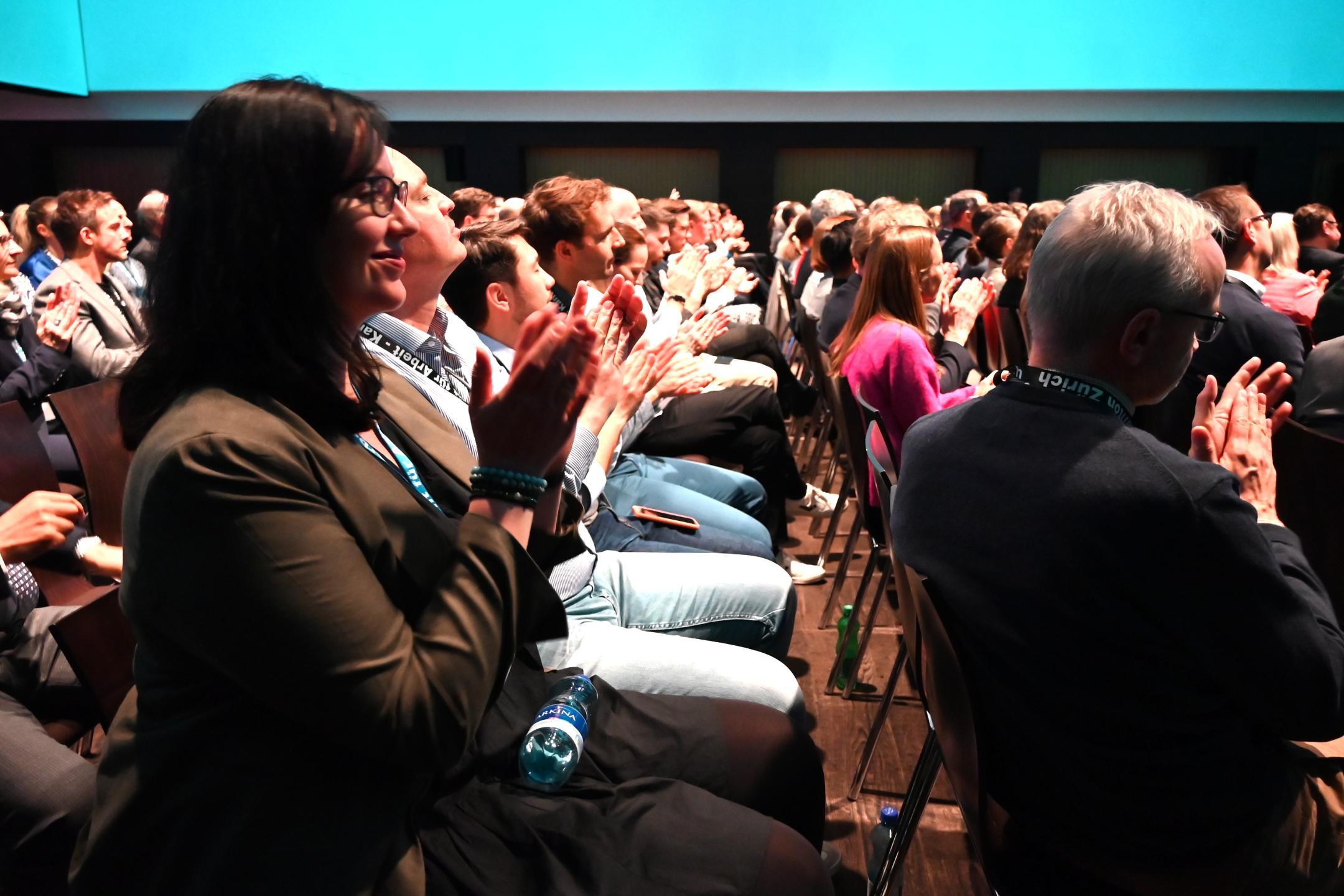 Klatschende Zuschauende