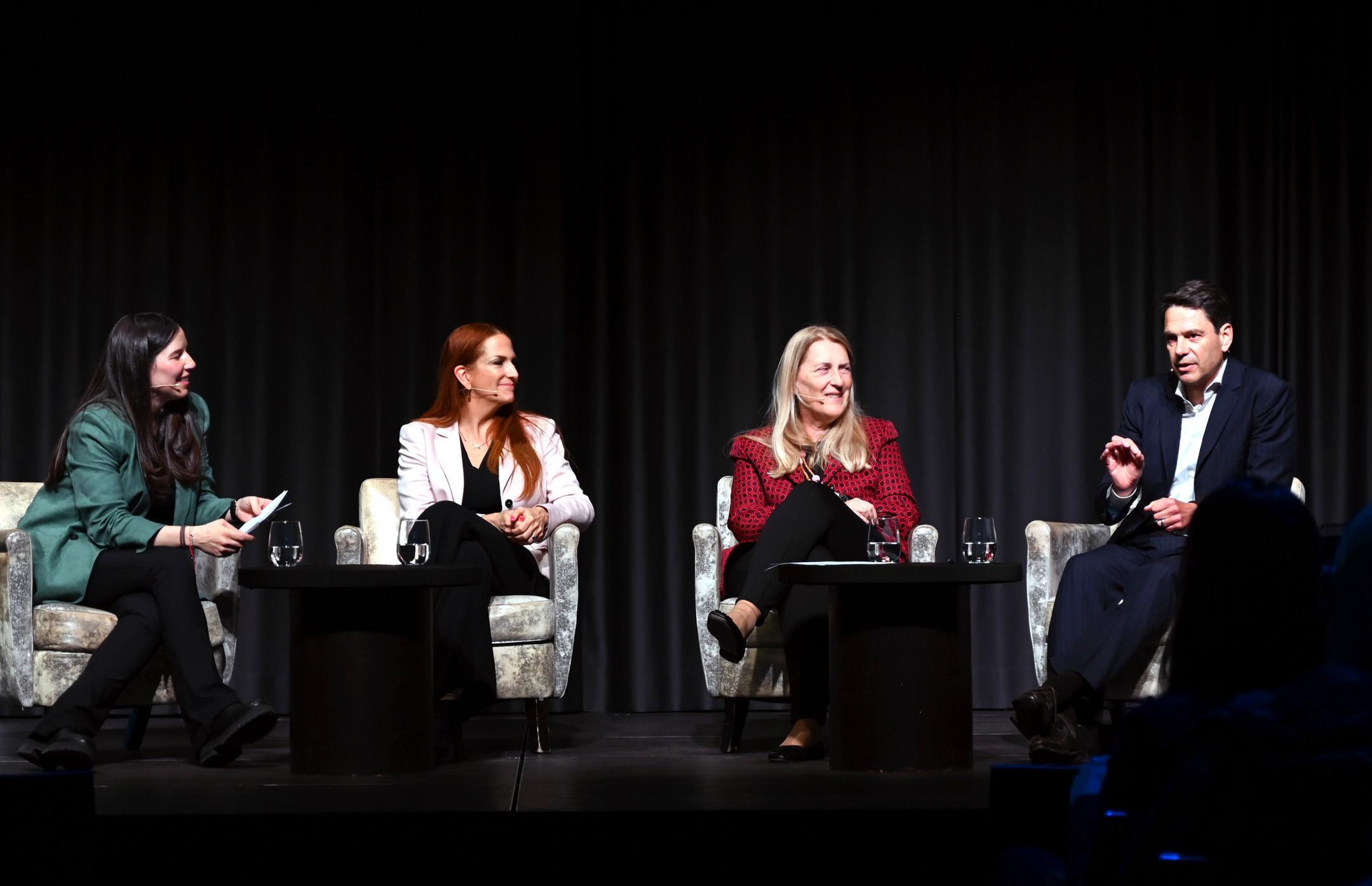 Vier Podiumsteilnehmende beim Diskutieren