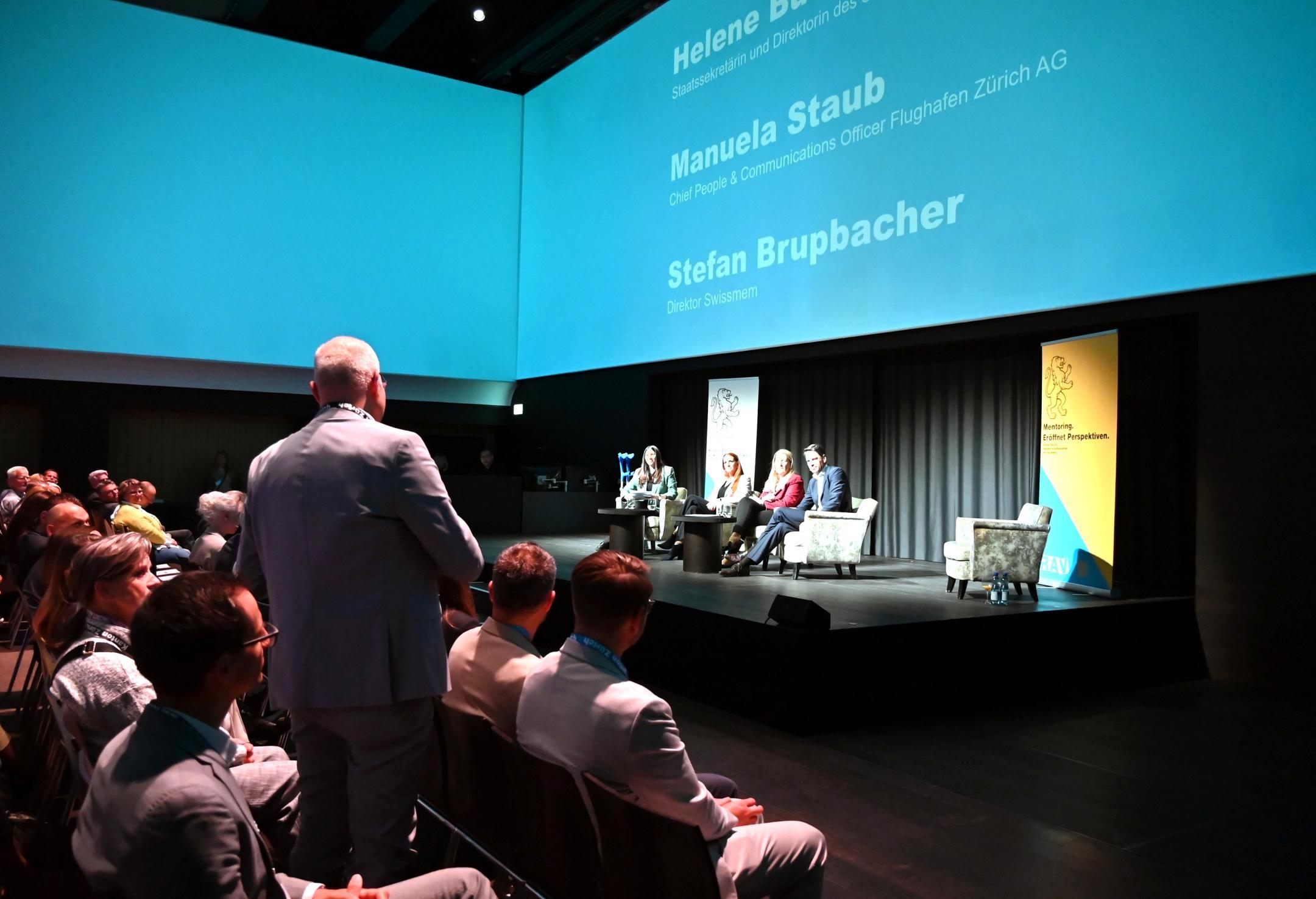 Blick aus dem Publikum auf die Bühne