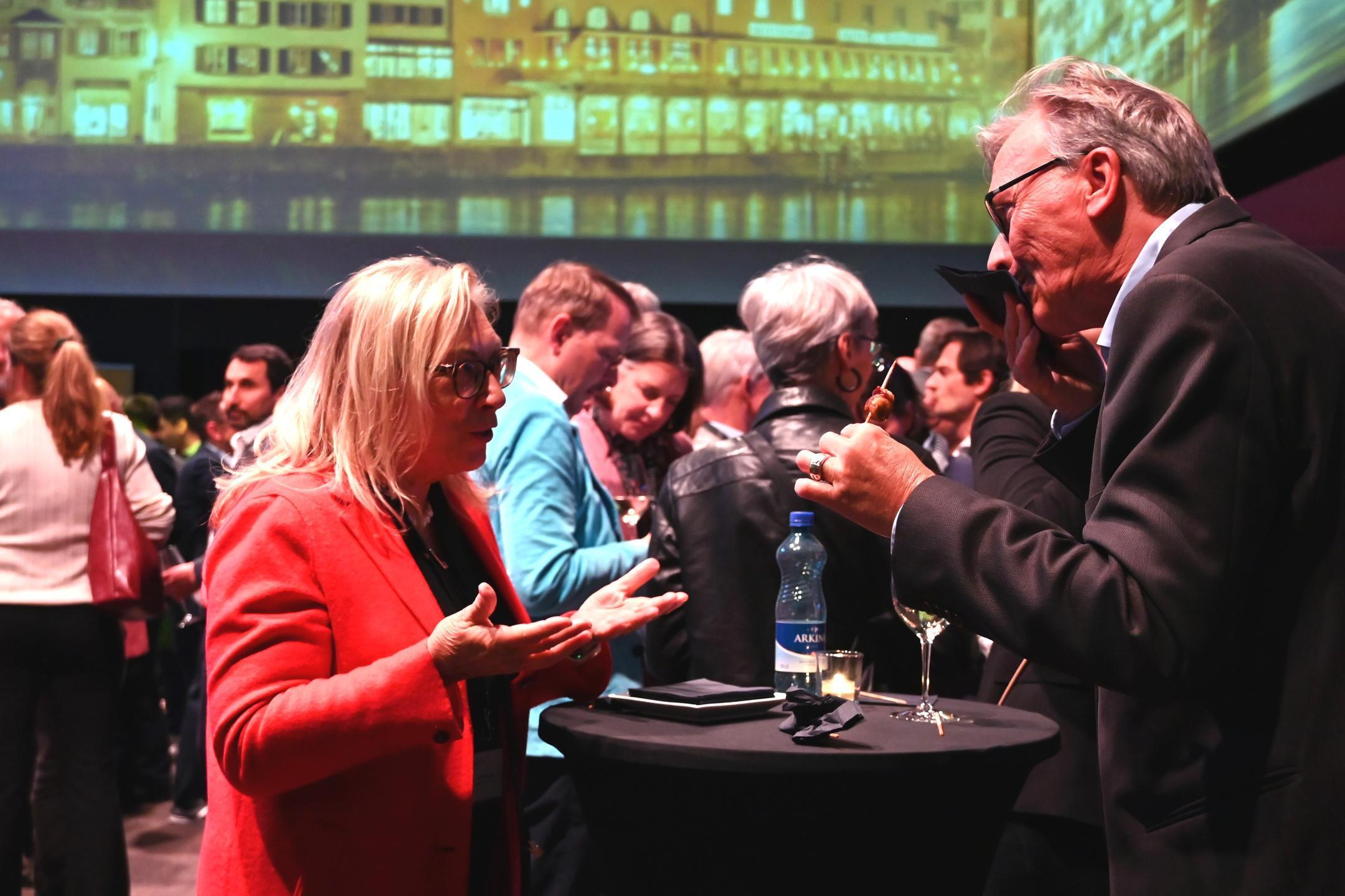 Gäste unterhalten sich beim Apéro