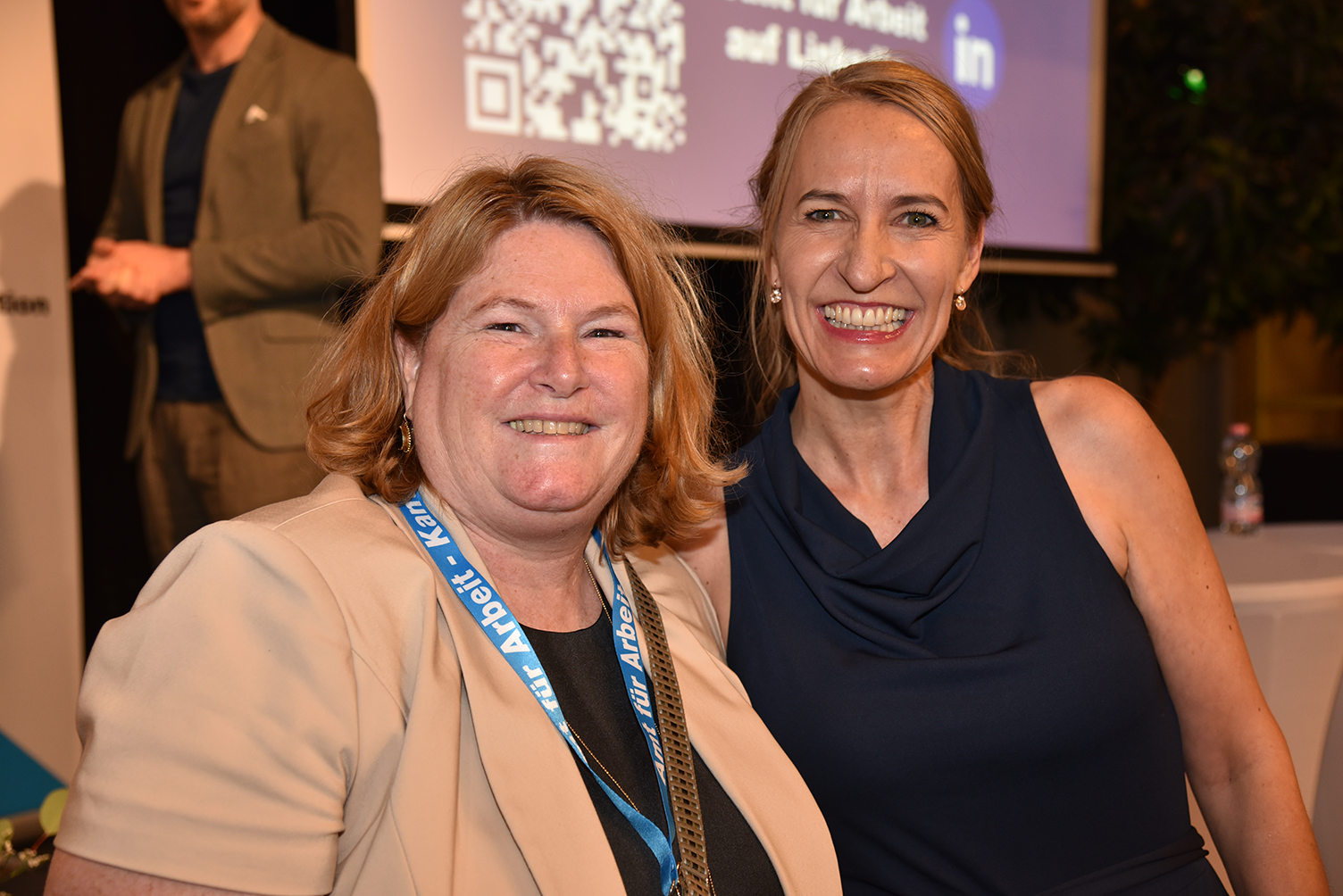 Eventchefin Sabine Pfeifle und Referentin Dr. Nadine Bienefeld lächeln in die Kamera.