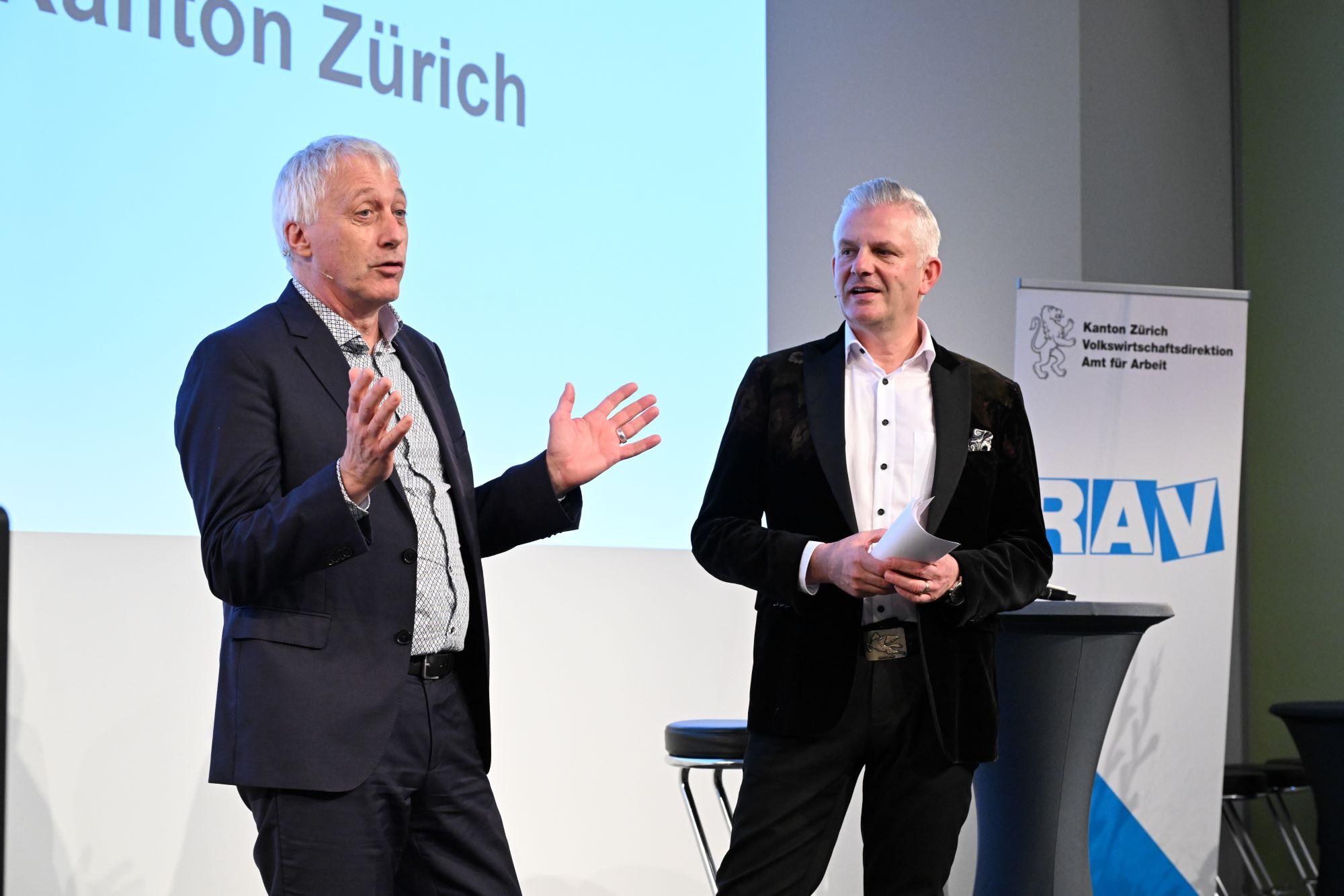 Hans Rupp, Chef des Amts für Arbeit und Rainer Salzgeber auf der Bühne.
