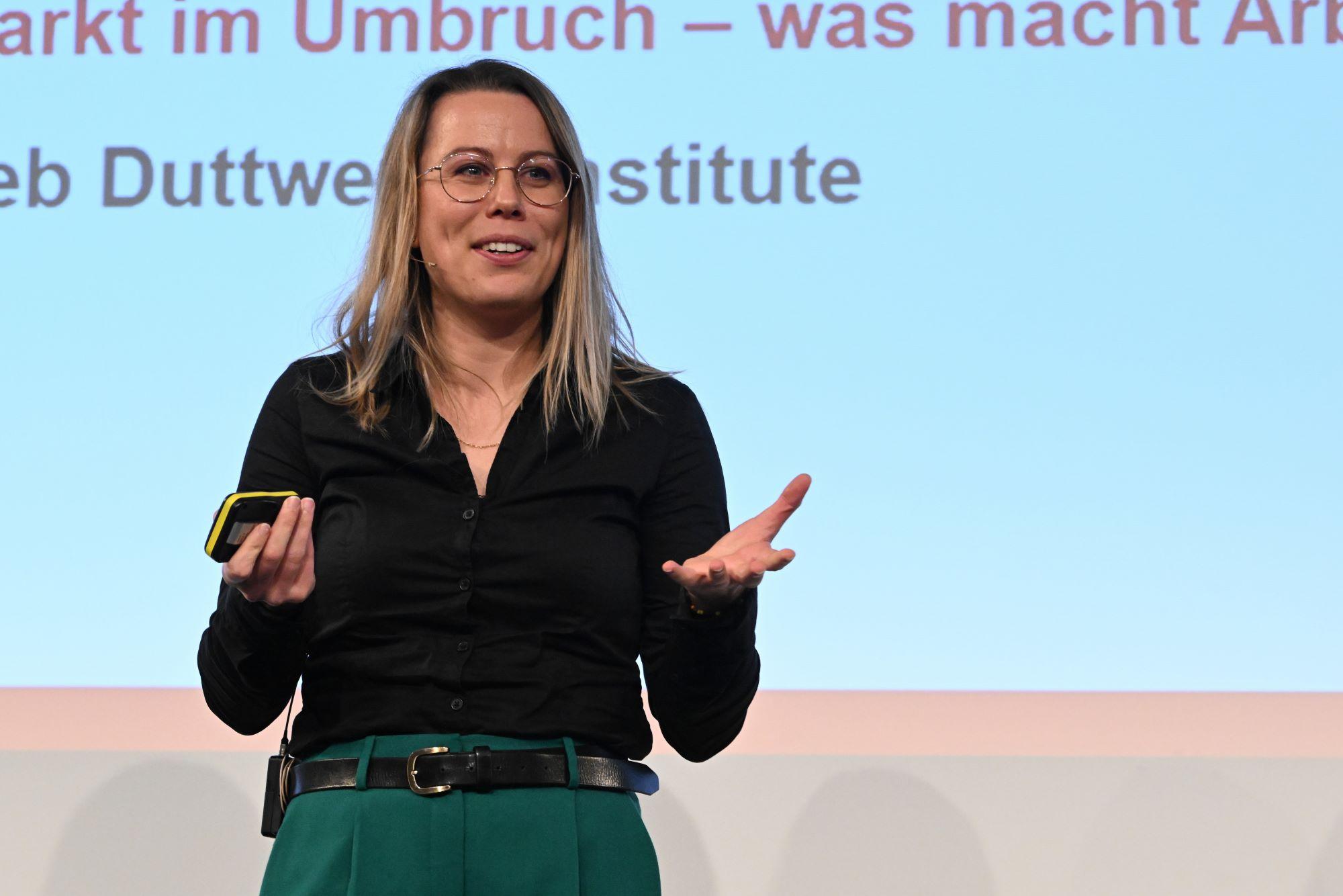 Referentin Charlotte Reiff auf der Bühne.