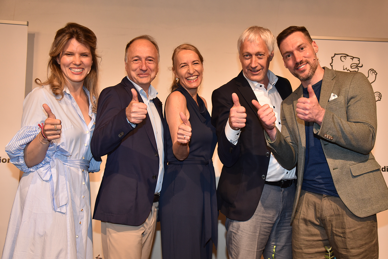 Valérie Henzen, Harry Witzthum, Dr. Nadine Bienefeld, Hans Rupp und Philipp Rutz lächeln in die Kamera und halten ihre Daumen hoch.