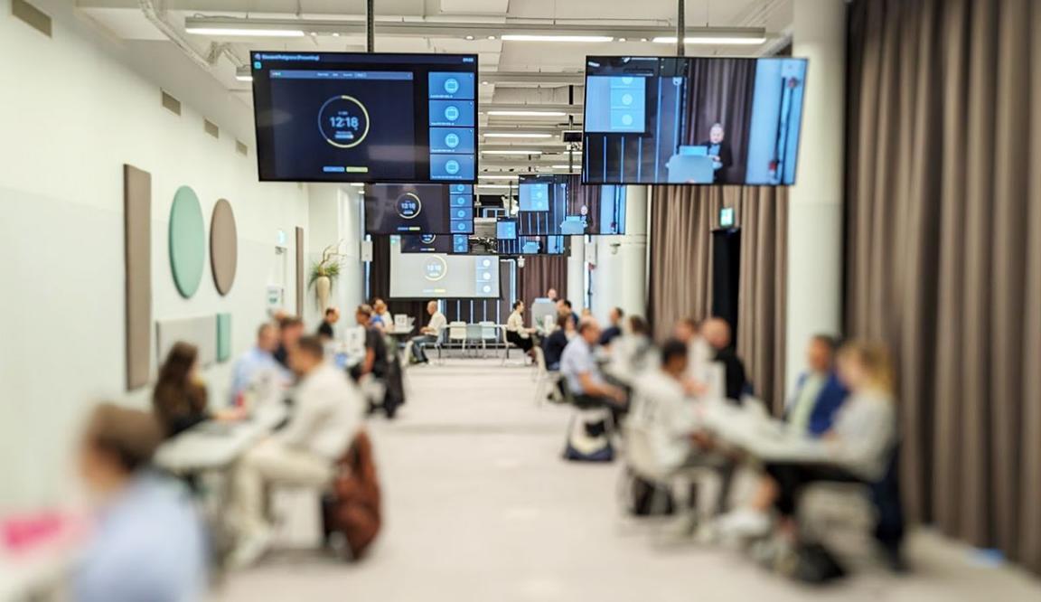 In einem Raum werden mehrere Bewerbungsgespräche geführt