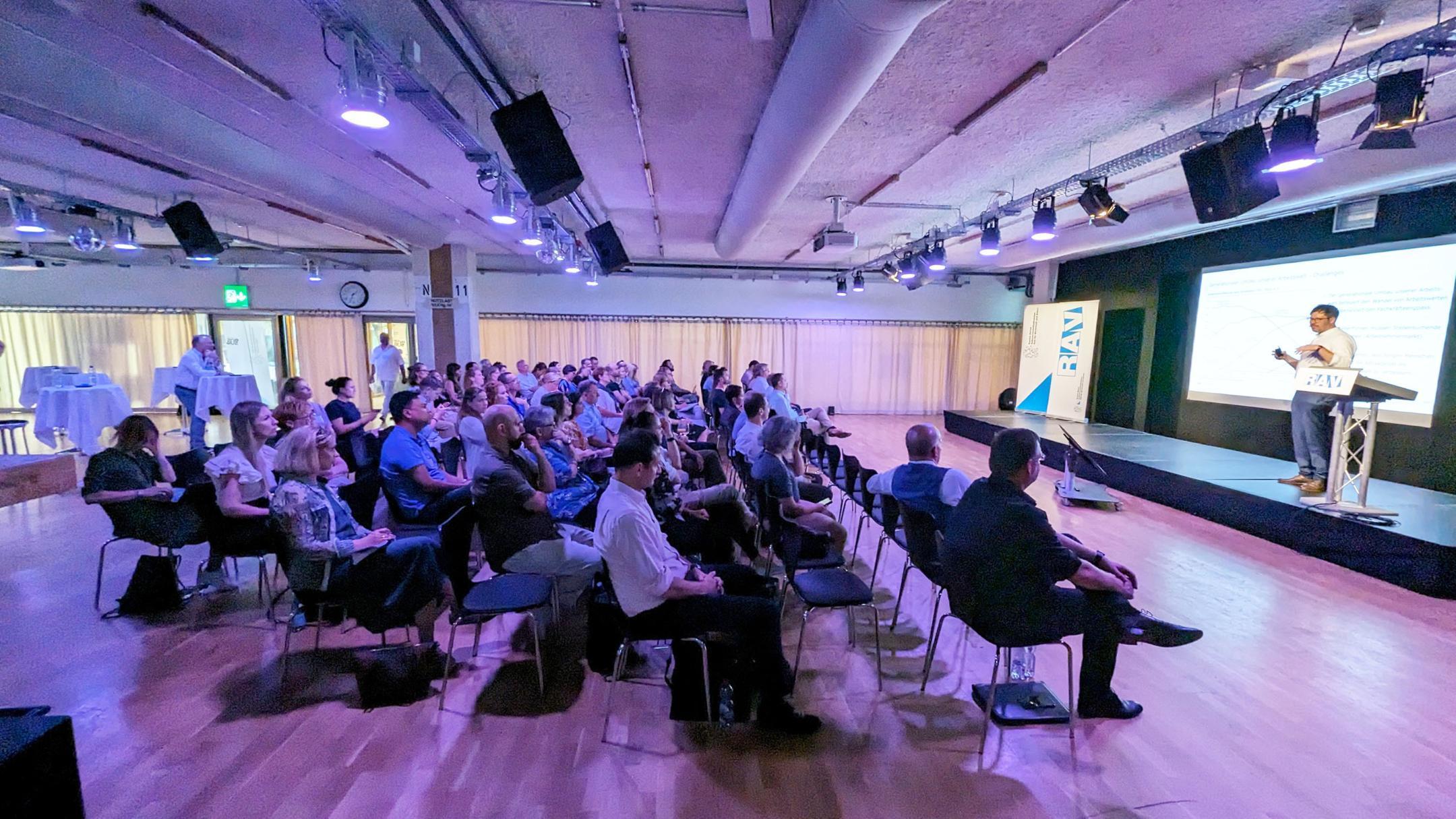 Weitwinkelaufnahme vom Saal