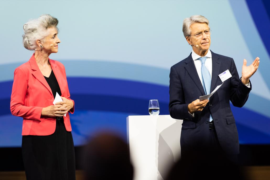 Volkswirtschaftsdirektorin Carmen Walker Späh hört dem referierenden Herbert J. Scheidt, Präsident Schweizerische Bankiervereinigung und Verwaltungsratspräsident Vontobel, an der Konferenz «Gemeinsam für Zürich» zu.